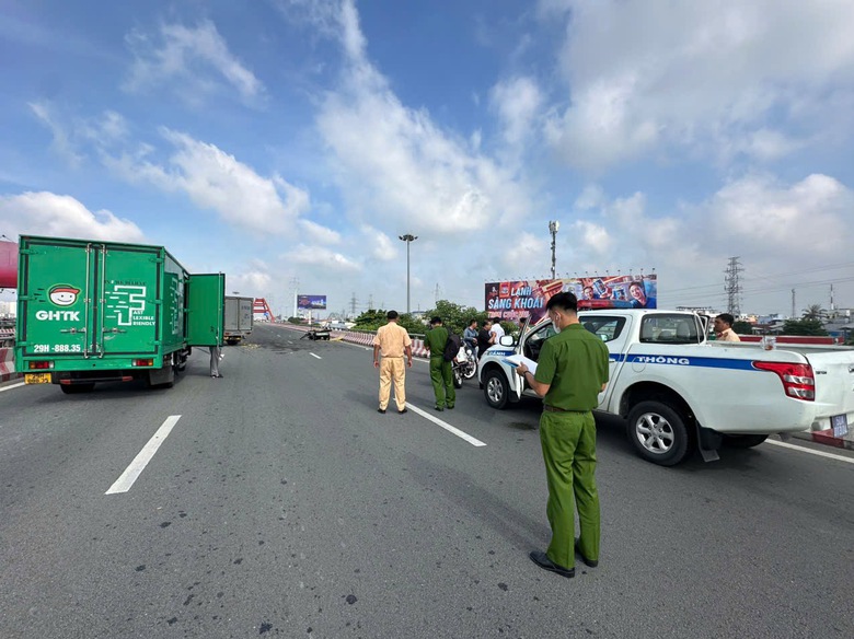 T&agrave;i xế xe l&ocirc;i tử vong sau va chạm với xe tải ở TP Thủ Đức- Ảnh 1.