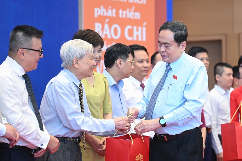 Chủ tịch Quốc hội gặp mặt, lắng nghe &yacute; kiến l&atilde;nh đạo c&aacute;c cơ quan b&aacute;o ch&iacute;- Ảnh 3.