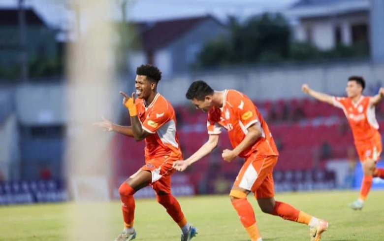 Kịch bản n&agrave;o cho cuộc chiến trụ hạng V-League 2024-2025?- Ảnh 1.