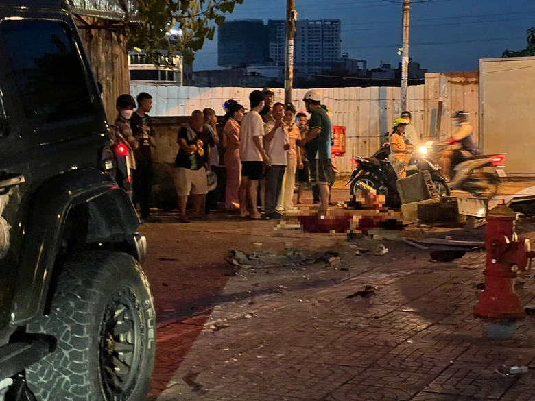 &Ocirc; t&ocirc; lao qua dải ph&acirc;n c&aacute;ch, t&ocirc;ng loạt xe m&aacute;y khiến 2 phụ nữ tử vong- Ảnh 1.