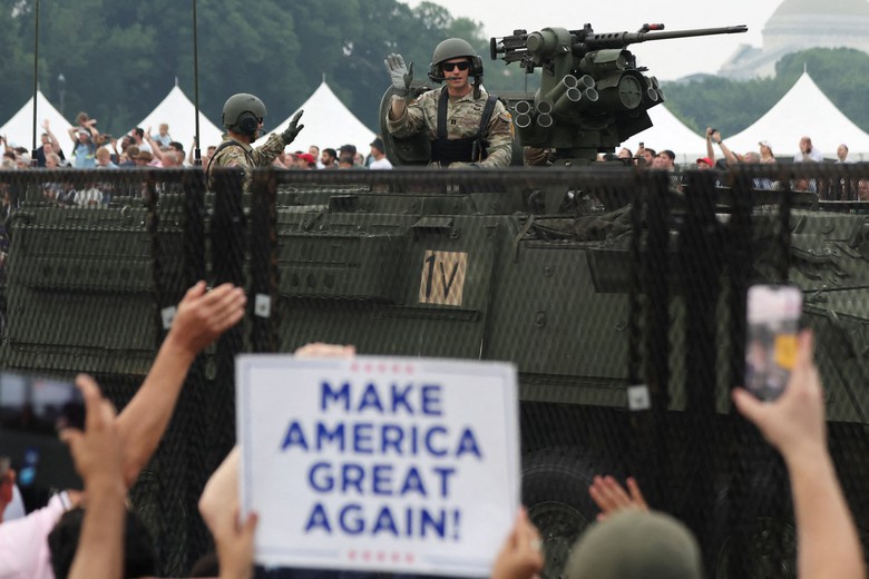 To&agrave;n cảnh cuộc diễu binh ph&ocirc; diễn sức mạnh của qu&acirc;n đội Mỹ- Ảnh 5.