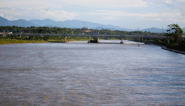 Nỗ lực t&igrave;m kiếm nam sinh nghi đuối nước tại đập ngăn mặn ở Quảng Trị- Ảnh 2.