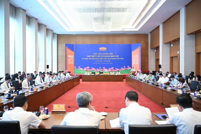 Chủ tịch Quốc hội gặp mặt, lắng nghe &yacute; kiến l&atilde;nh đạo c&aacute;c cơ quan b&aacute;o ch&iacute;- Ảnh 2.