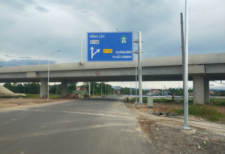 Biển báo cao tốc gây nhầm lẫn ở Hà Tĩnh: Đơn vị quản lý vào cuộc khắc phục- Ảnh 1. Biển báo cao tốc gây nhầm lẫn ở Hà Tĩnh: Đơn vị quản lý vào cuộc khắc phục- Ảnh 1.