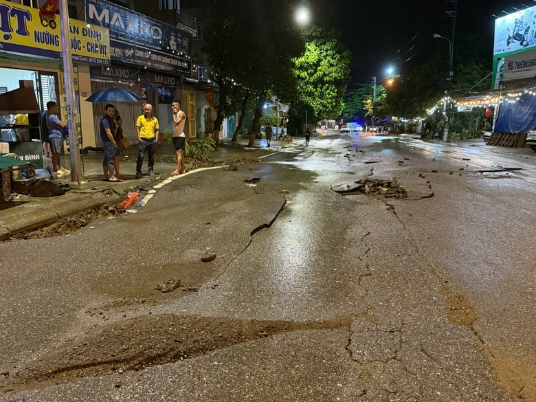 H&ograve;a B&igrave;nh: Sau mưa lớn, gần 100m đường nứt vỡ nghi&ecirc;m trọng- Ảnh 2.