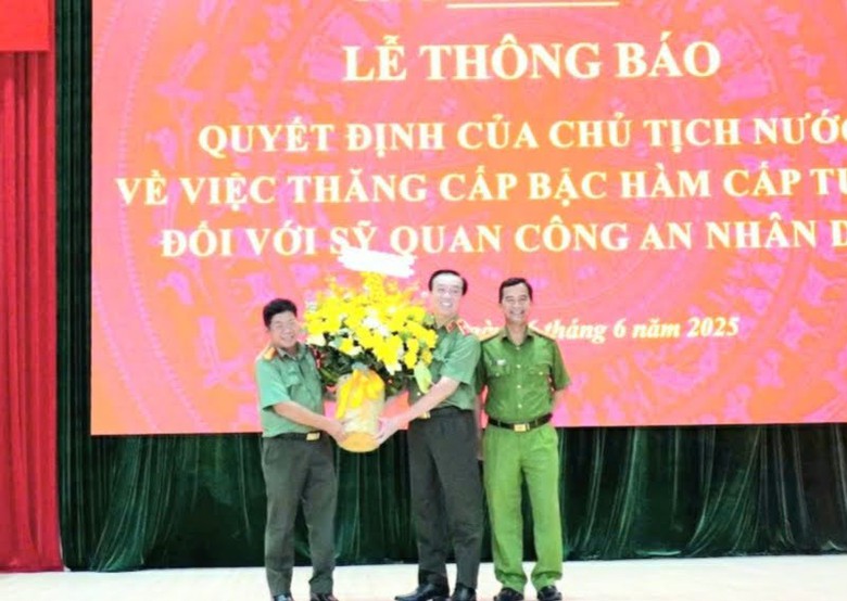 Gi&aacute;m đốc C&ocirc;ng an Long An được thăng cấp bậc h&agrave;m Thiếu tướng- Ảnh 1.
