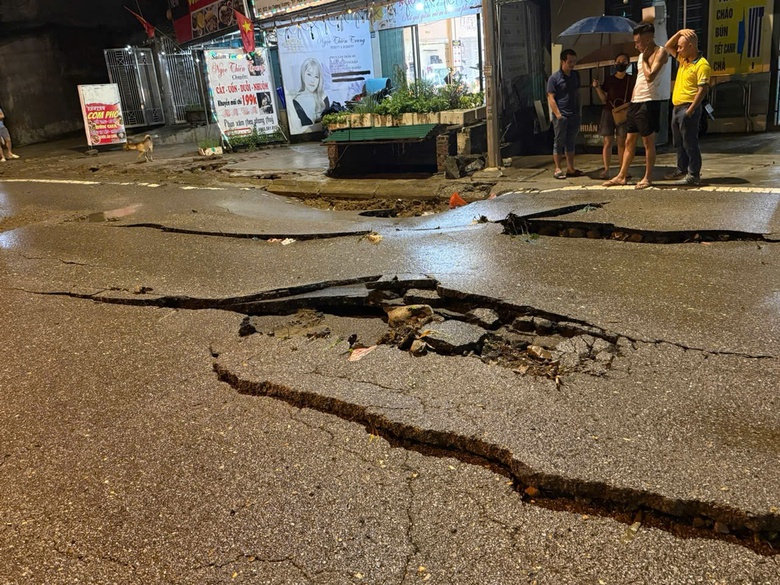 H&ograve;a B&igrave;nh: Sau mưa lớn, gần 100m đường nứt vỡ nghi&ecirc;m trọng- Ảnh 1.