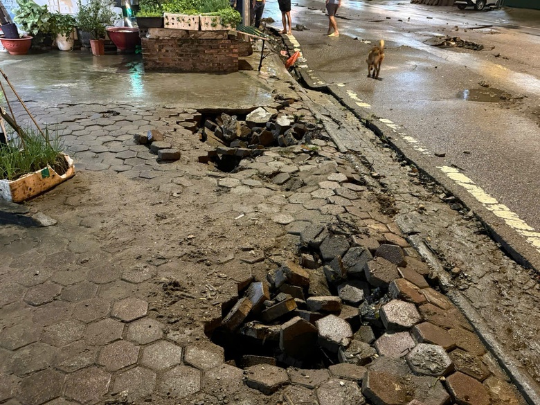 H&ograve;a B&igrave;nh: Sau mưa lớn, gần 100m đường nứt vỡ nghi&ecirc;m trọng- Ảnh 3.