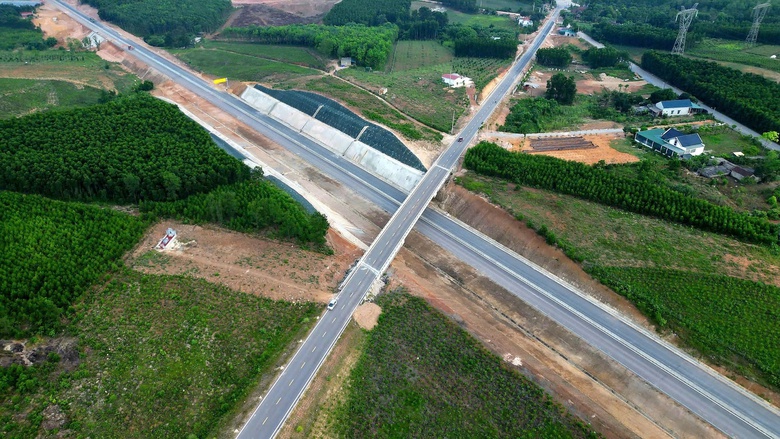R&agrave; so&aacute;t, ho&agrave;n trả đường địa phương phục vụ thi c&ocirc;ng cao tốc Bắc-Nam qua 3 tỉnh miền Trung- Ảnh 1.