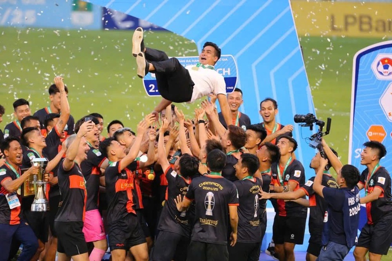 V&ocirc; địch với th&agrave;nh t&iacute;ch bất bại, thầy của Ho&agrave;ng Đức vẫn mất việc ở đội hạng Nhất?- Ảnh 1.