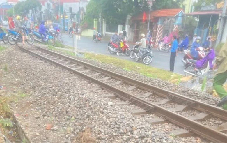 Đi xe đạp điện qua đường ngang, nam thanh ni&ecirc;n bị t&agrave;u hỏa c&aacute;n tử vong- Ảnh 1.