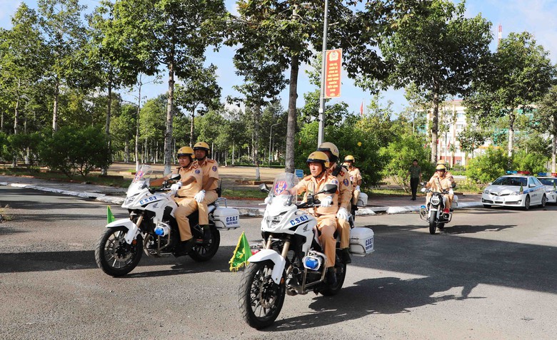 C&ocirc;ng an Hậu Giang ra qu&acirc;n cao điểm trấn &aacute;p tội phạm, đảm bảo trật tự ATGT- Ảnh 2.