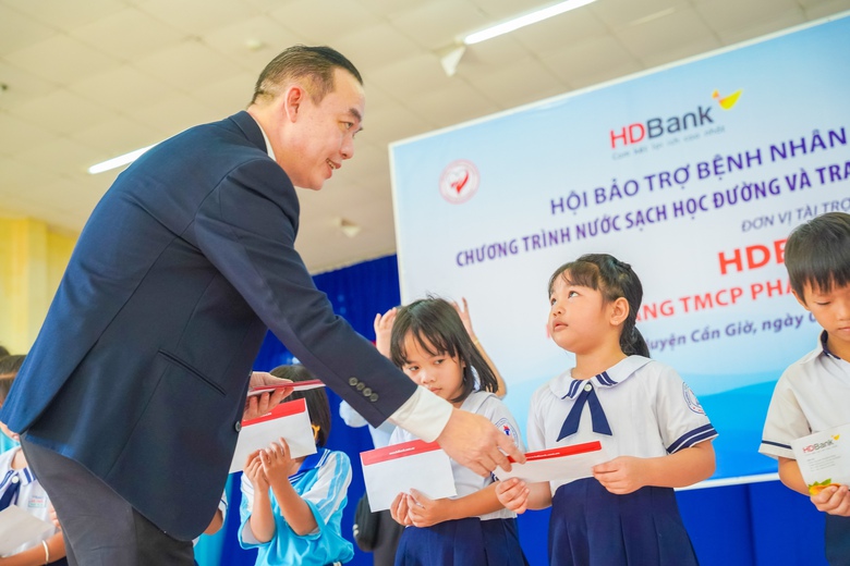 5 tháng đầu năm, HDBank tặng 2.000 căn nhà tình thương- Ảnh 1. 5 tháng đầu năm, HDBank tặng 2.000 căn nhà tình thương- Ảnh 1.
