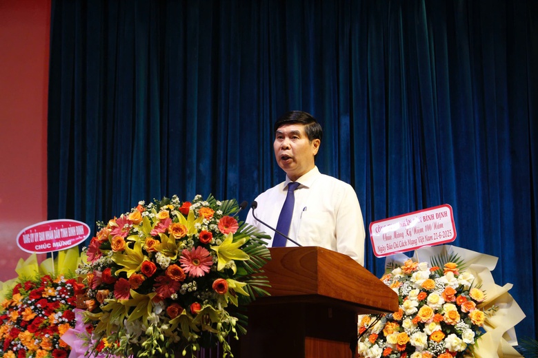 B&igrave;nh Định t&ocirc;n vinh những người l&agrave;m b&aacute;o nh&acirc;n kỷ niệm 100 năm B&aacute;o ch&iacute; C&aacute;ch mạng Việt Nam- Ảnh 1.