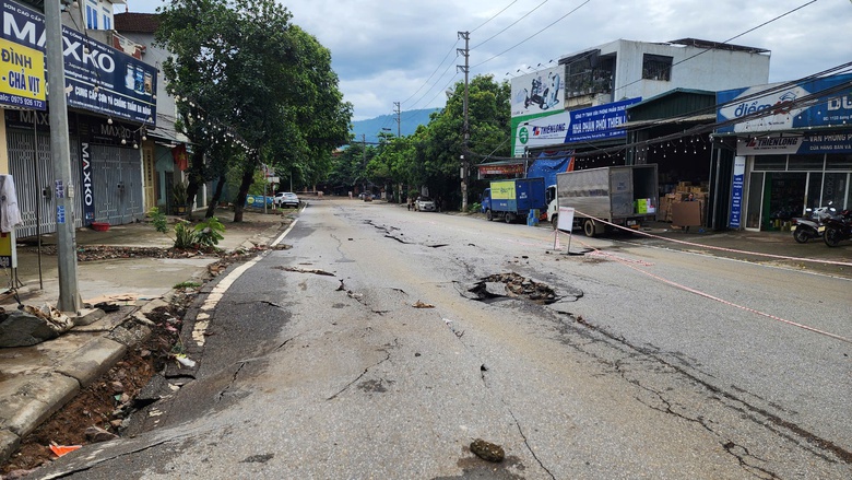 Cận cảnh đường An Dương Vương ở Hòa Bình nứt gãy nghiêm trọng sau mưa lớn- Ảnh 1. Cận cảnh đường An Dương Vương ở Hòa Bình nứt gãy nghiêm trọng sau mưa lớn- Ảnh 1.