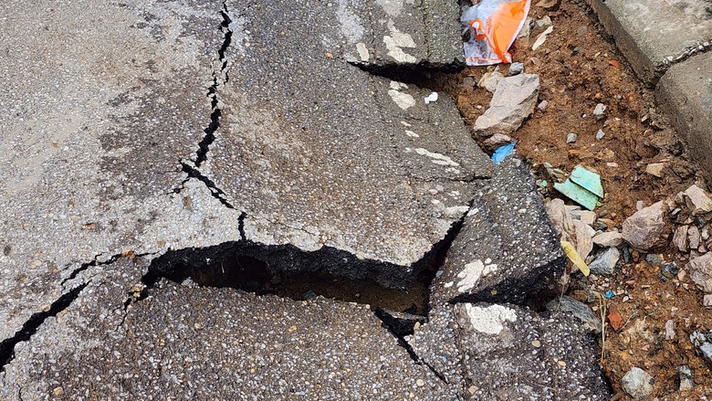 Cận cảnh đường An Dương Vương ở Hòa Bình nứt gãy nghiêm trọng sau mưa lớn- Ảnh 10. Cận cảnh đường An Dương Vương ở Hòa Bình nứt gãy nghiêm trọng sau mưa lớn- Ảnh 10.