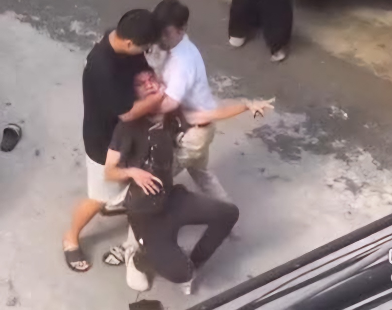 Cơ quan điều tra v&agrave;o cuộc vụ t&agrave;i xế đ&aacute;nh nhau sau va chạm giao th&ocirc;ng tại Bắc Giang- Ảnh 1.