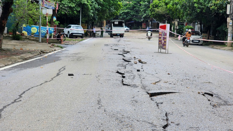 Cận cảnh đường An Dương Vương ở Hòa Bình nứt gãy nghiêm trọng sau mưa lớn- Ảnh 12. Cận cảnh đường An Dương Vương ở Hòa Bình nứt gãy nghiêm trọng sau mưa lớn- Ảnh 12.