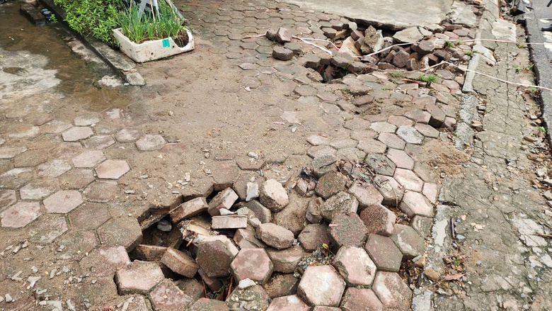 Cận cảnh đường An Dương Vương ở Hòa Bình nứt gãy nghiêm trọng sau mưa lớn- Ảnh 16. Cận cảnh đường An Dương Vương ở Hòa Bình nứt gãy nghiêm trọng sau mưa lớn- Ảnh 16.