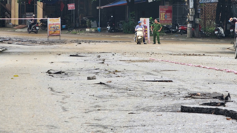 Cận cảnh đường An Dương Vương ở Hòa Bình nứt gãy nghiêm trọng sau mưa lớn- Ảnh 17. Cận cảnh đường An Dương Vương ở Hòa Bình nứt gãy nghiêm trọng sau mưa lớn- Ảnh 17.