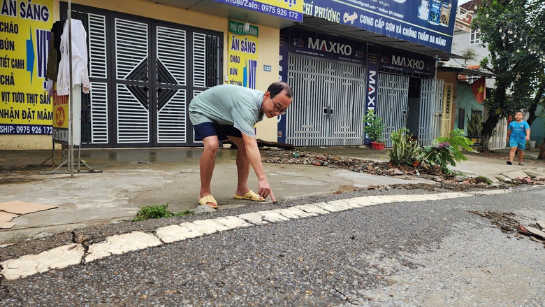 Cận cảnh đường An Dương Vương ở Hòa Bình nứt gãy nghiêm trọng sau mưa lớn- Ảnh 3. Cận cảnh đường An Dương Vương ở Hòa Bình nứt gãy nghiêm trọng sau mưa lớn- Ảnh 3.