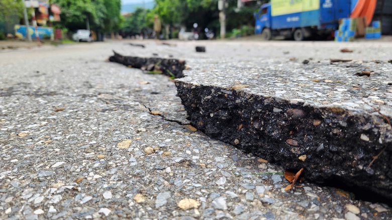 Cận cảnh đường An Dương Vương ở Hòa Bình nứt gãy nghiêm trọng sau mưa lớn- Ảnh 4. Cận cảnh đường An Dương Vương ở Hòa Bình nứt gãy nghiêm trọng sau mưa lớn- Ảnh 4.