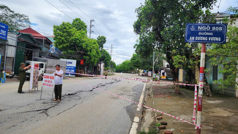 Cận cảnh đường An Dương Vương ở Hòa Bình nứt gãy nghiêm trọng sau mưa lớn- Ảnh 6. Cận cảnh đường An Dương Vương ở Hòa Bình nứt gãy nghiêm trọng sau mưa lớn- Ảnh 6.