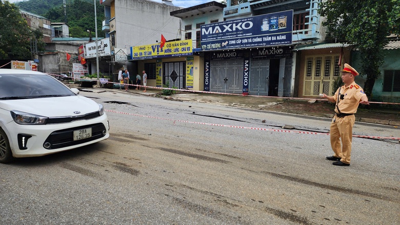 Cận cảnh đường An Dương Vương ở Hòa Bình nứt gãy nghiêm trọng sau mưa lớn- Ảnh 7. Cận cảnh đường An Dương Vương ở Hòa Bình nứt gãy nghiêm trọng sau mưa lớn- Ảnh 7.