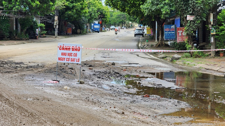 Cận cảnh đường An Dương Vương ở Hòa Bình nứt gãy nghiêm trọng sau mưa lớn- Ảnh 8. Cận cảnh đường An Dương Vương ở Hòa Bình nứt gãy nghiêm trọng sau mưa lớn- Ảnh 8.
