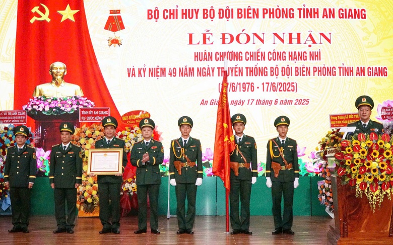 Bộ đội Bi&ecirc;n ph&ograve;ng tỉnh An Giang nhận Hu&acirc;n chương Chiến c&ocirc;ng hạng Nh&igrave;- Ảnh 1.