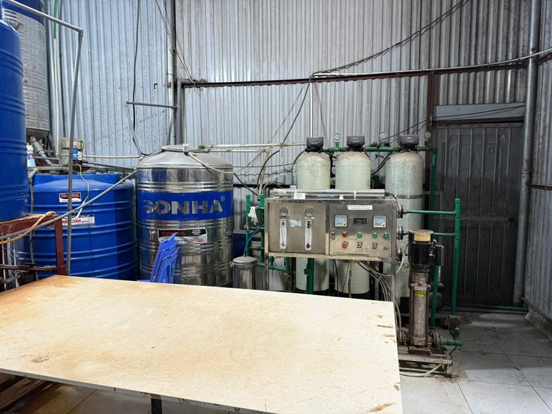 Ph&oacute; chủ tịch thị trấn Ch&uacute;c Sơn điều h&agrave;nh sản xuất cồn y tế giả thế n&agrave;o?- Ảnh 2.