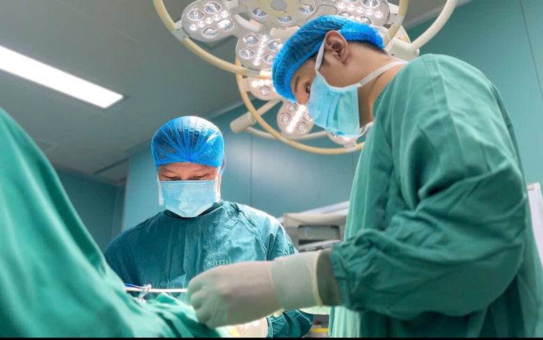 Cuộc mổ "giờ v&agrave;ng" gi&agrave;nh lại sự sống cho bệnh nh&acirc;n v&ocirc; danh- Ảnh 1.