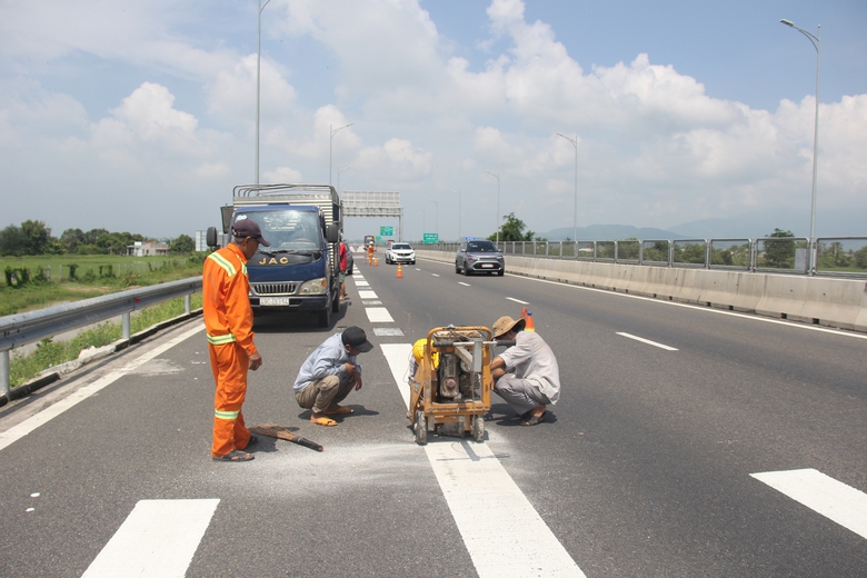 Sơn lại vạch đường, di dời biển b&aacute;o tại n&uacute;t giao QL28, cao tốc Vĩnh Hảo - Phan Thiết- Ảnh 1.