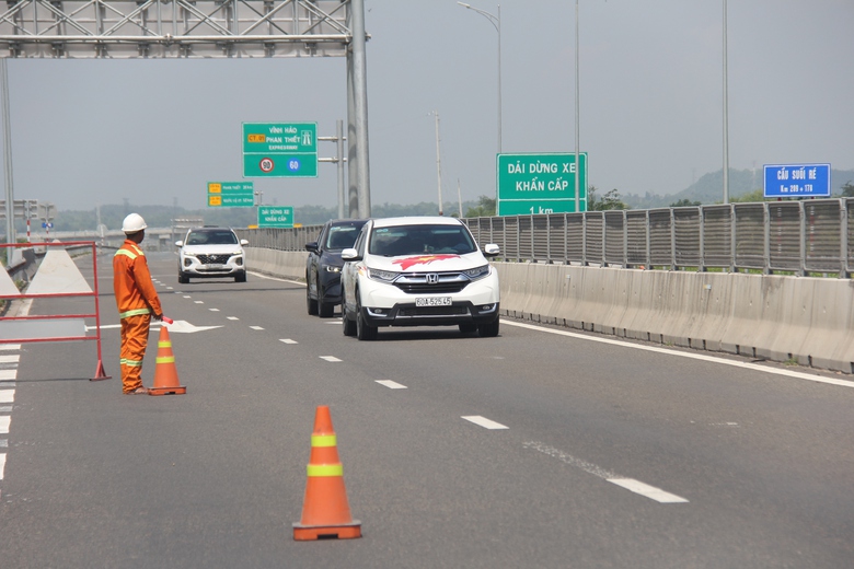 Sơn lại vạch đường, di dời biển b&aacute;o tại n&uacute;t giao QL28, cao tốc Vĩnh Hảo - Phan Thiết- Ảnh 2.