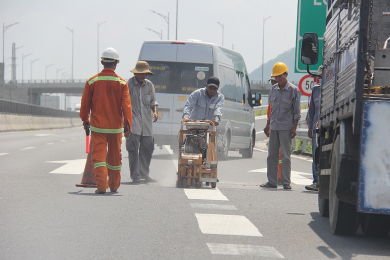 Sơn lại vạch đường, di dời biển b&aacute;o tại n&uacute;t giao QL28, cao tốc Vĩnh Hảo - Phan Thiết- Ảnh 3.