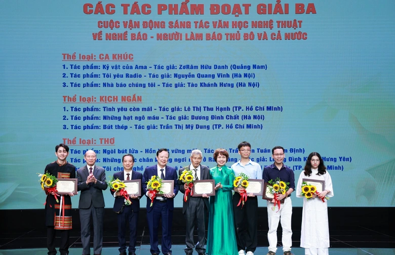 Ca khúc "Nhà báo chúng tôi" đoạt giải Ba cuộc thi sáng tác về nghề báo- Ảnh 1. Ca khúc "Nhà báo chúng tôi" đoạt giải Ba cuộc thi sáng tác về nghề báo- Ảnh 1.