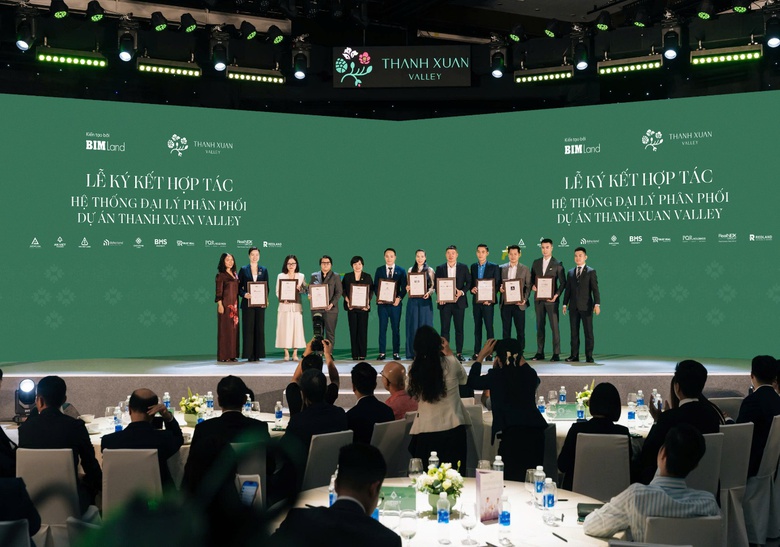 A group of people on a stage  AI-generated content may be incorrect.