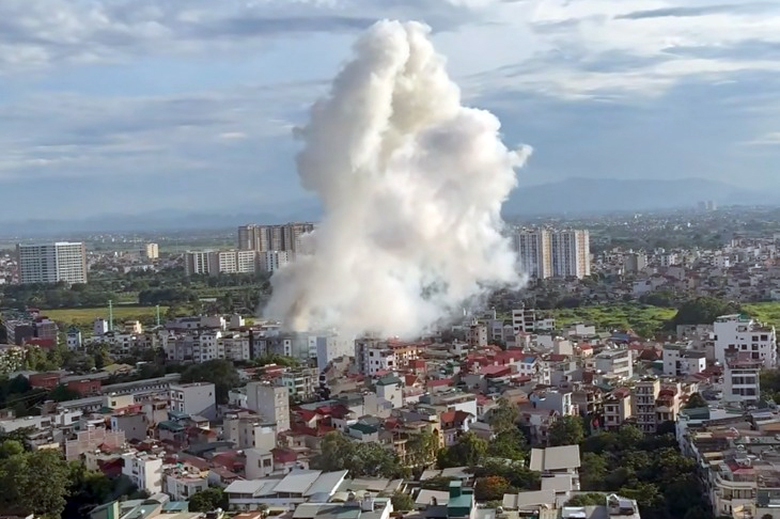 H&agrave; Nội: Căn nh&agrave; 4 tầng bốc ch&aacute;y sau tiếng nổ lớn, 2 người tử vong- Ảnh 1.