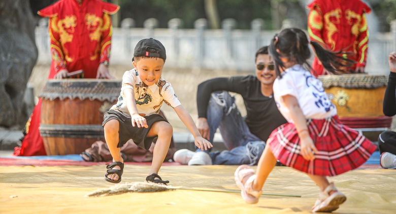 Diễn vi&ecirc;n Duy Hưng, Trung Ruồi lần đầu l&ecirc;n sới vật- Ảnh 8.