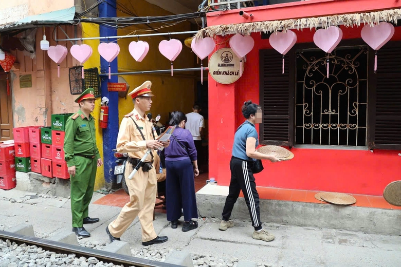 H&agrave; Nội: Đ&oacute;ng h&agrave;ng loạt lối đi tự mở, ngăn tai nạn đường sắt- Ảnh 4.
