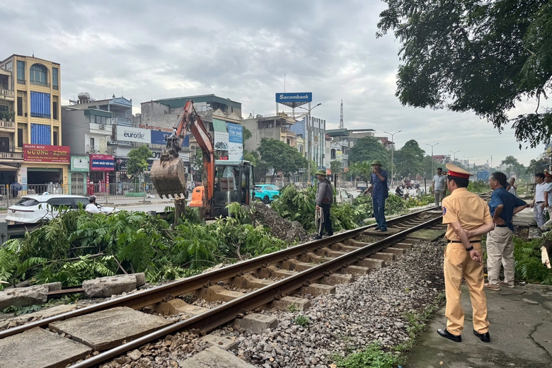 H&agrave; Nội: Đ&oacute;ng h&agrave;ng loạt lối đi tự mở, ngăn tai nạn đường sắt- Ảnh 2.