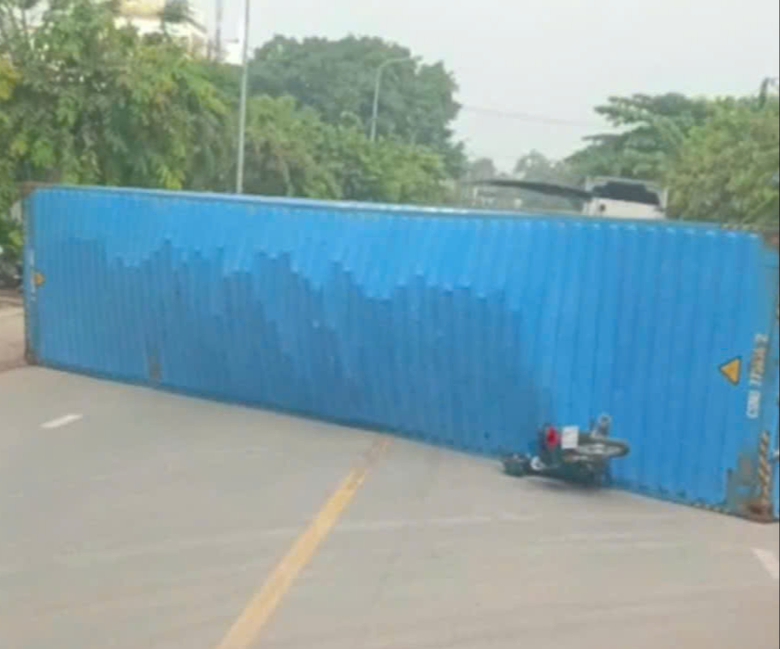 Bình Dương: Xe container ôm cua lật nhào, đè nát xe máy- Ảnh 1. Bình Dương: Xe container ôm cua lật nhào, đè nát xe máy- Ảnh 1.
