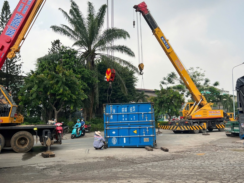 Bình Dương: Xe container ôm cua lật nhào, đè nát xe máy- Ảnh 2. Bình Dương: Xe container ôm cua lật nhào, đè nát xe máy- Ảnh 2.