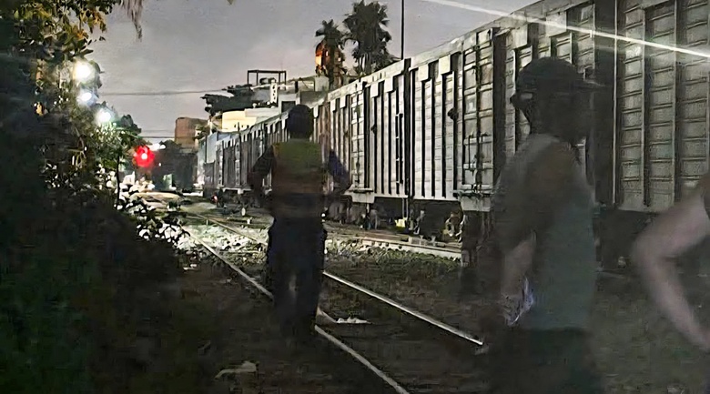 Băng qua đường sắt, một phụ nữ bị t&agrave;u hỏa t&ocirc;ng tử vong- Ảnh 1.