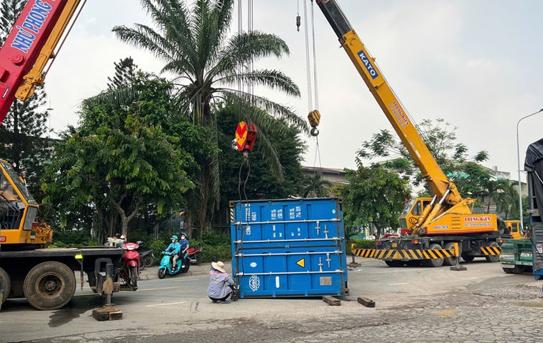 Hai xe cẩu được điều tới xử lý hiện trường. Hai xe cẩu được điều tới xử lý hiện trường.