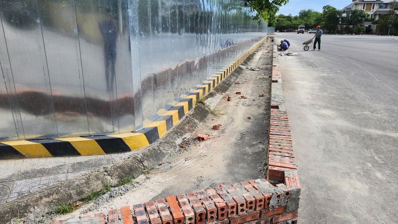 Chủ đầu tư chung cư x&acirc;y r&agrave;o c&ocirc;ng tr&igrave;nh cho&aacute;n phần đường, d&acirc;n lo mất lối đi- Ảnh 3.