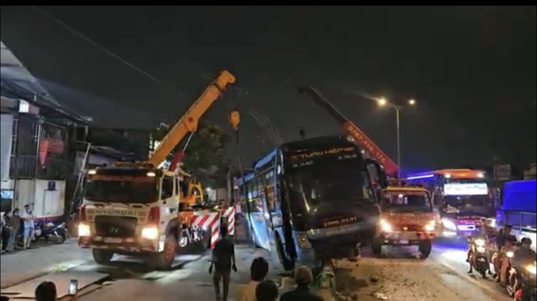 Xe kh&aacute;ch giường nằm t&ocirc;ng, leo l&ecirc;n dải ph&acirc;n c&aacute;ch tr&ecirc;n đường L&ecirc; Đức Anh, giao th&ocirc;ng &ugrave;n ứ- Ảnh 1.