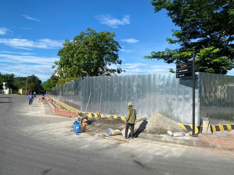Chủ đầu tư chung cư x&acirc;y r&agrave;o c&ocirc;ng tr&igrave;nh cho&aacute;n phần đường, d&acirc;n lo mất lối đi- Ảnh 1.