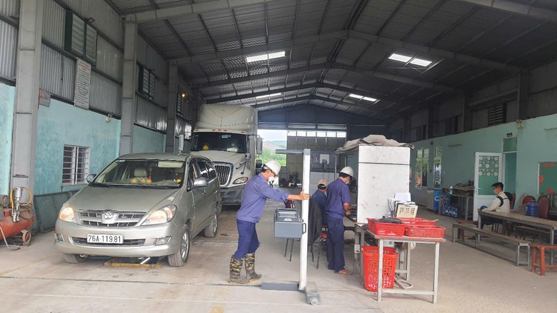 Quảng Ngãi: Lỗi hệ thống phanh, điện khiến trên 80% phương tiện bị trượt kiểm định- Ảnh 1. Quảng Ngãi: Lỗi hệ thống phanh, điện khiến trên 80% phương tiện bị trượt kiểm định- Ảnh 1.