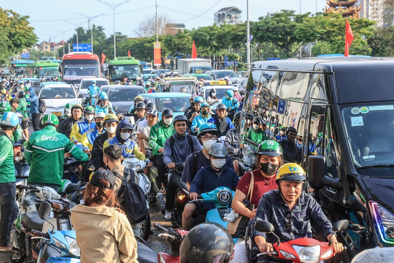 H&agrave; Nội: Xe &ocirc;m sẽ kh&ocirc;ng phải đeo thẻ h&agrave;nh nghề- Ảnh 1.